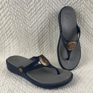 Crocs Kadee II Embellished Flip Flops Navy Blue‎ Rose Gold Womens Size 6 Sandals